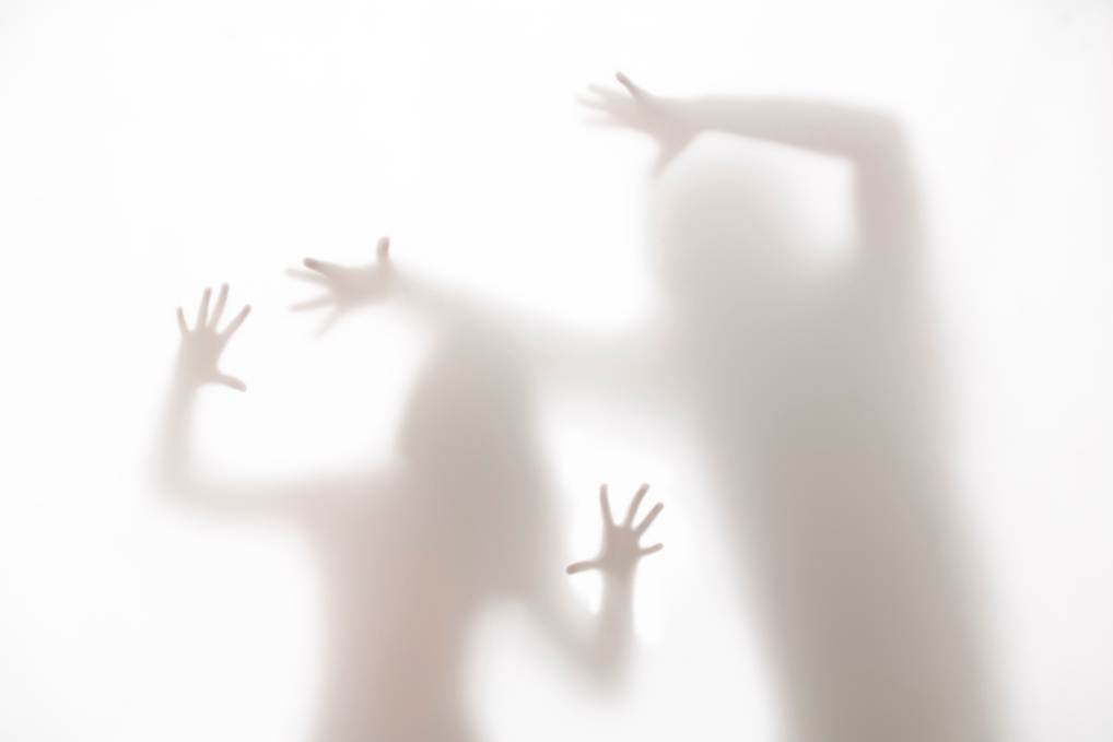 A shadow of a couple of people

AI-generated content may be incorrect.